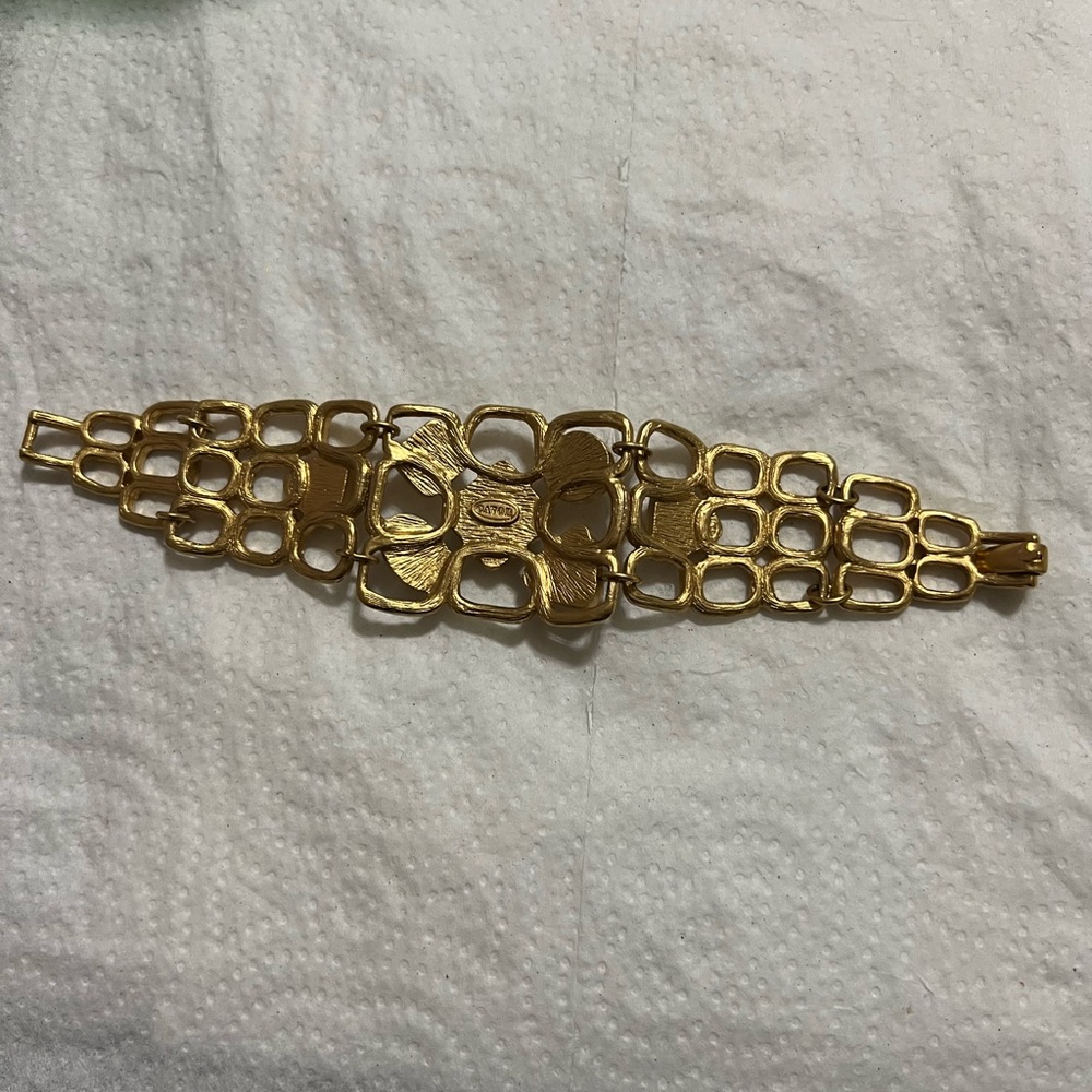 Avon beautiful gold tone set of earring and bracelet - Picture 3 of 7